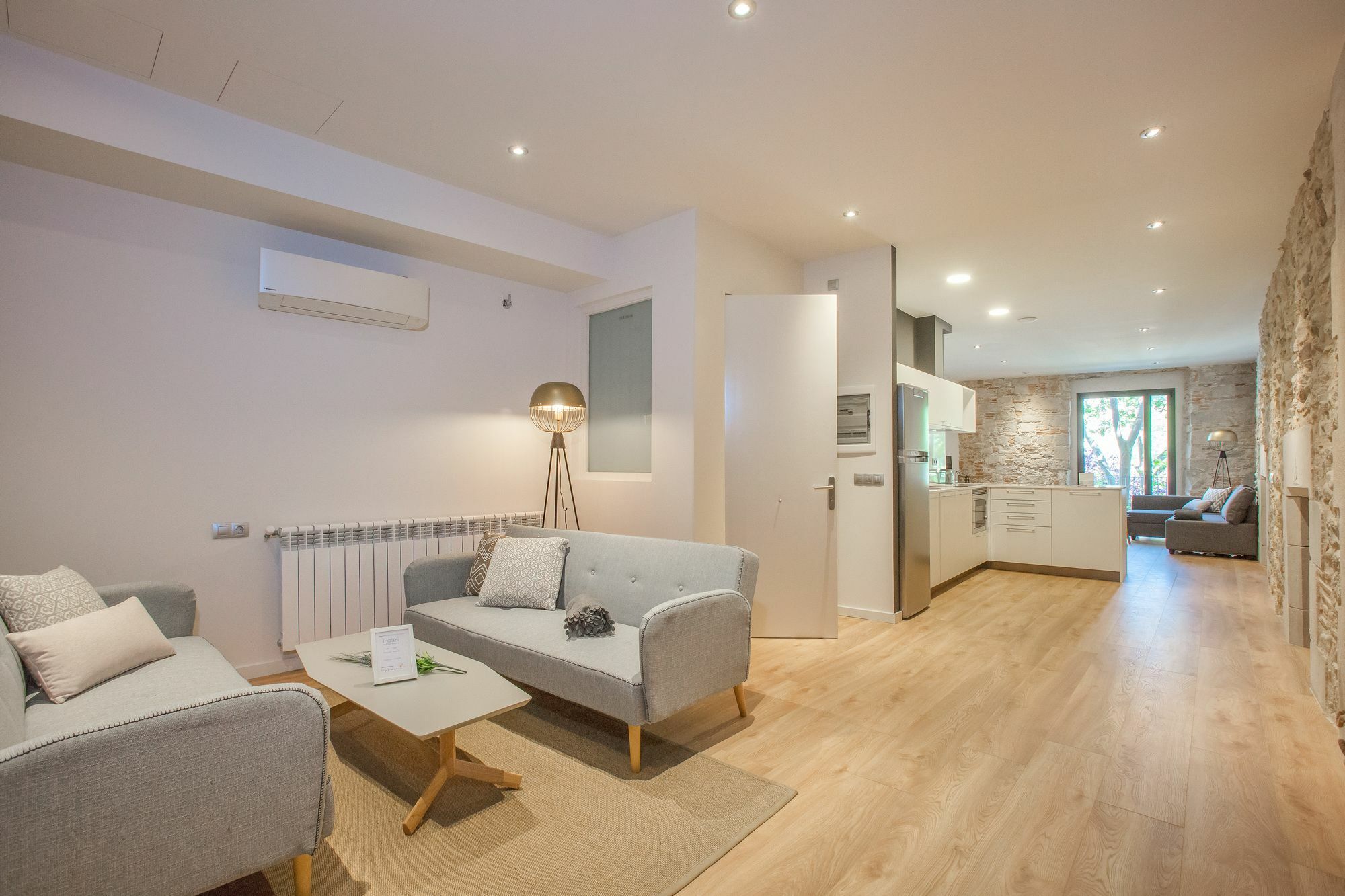 Flateli Exclusivos Placa Catalunya * Girona